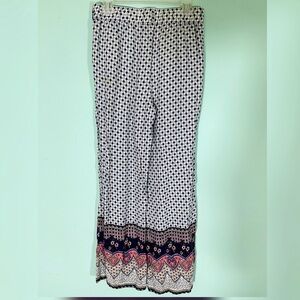 Hollister wide leg print lounge pants soft flowy fabric. Contrast fabric sz S